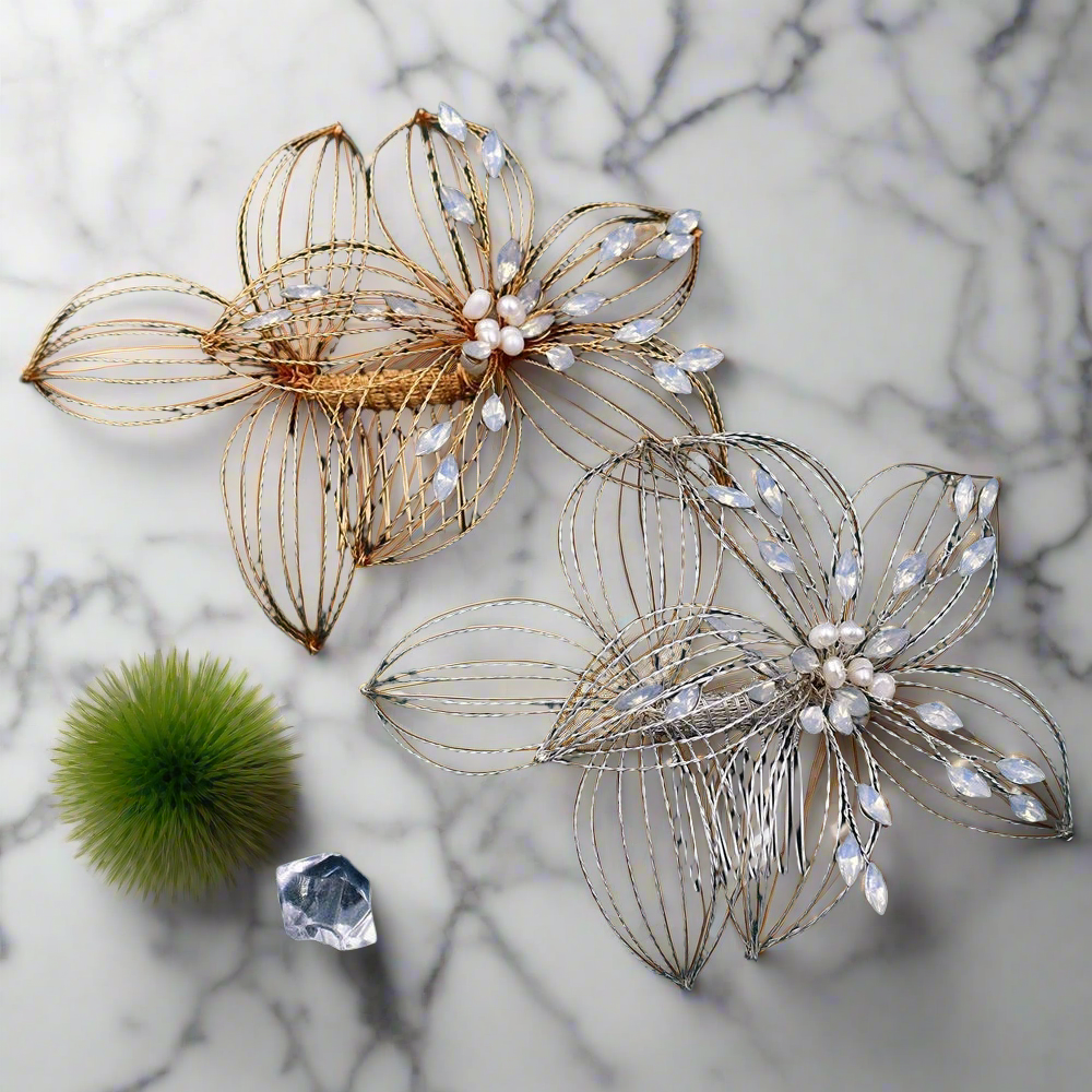 Bridal hair comb with antique floral design