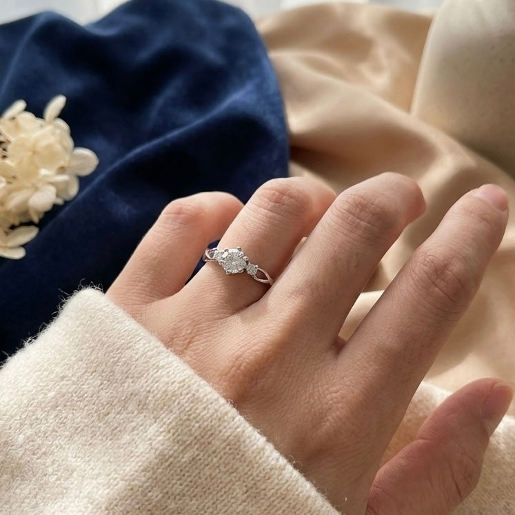 Amtikiss Casuals Women's Round Cut Sterling Silver Engagement Ring for Sensitive Skin Amtikiss